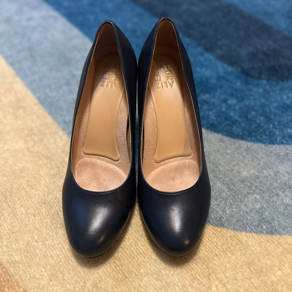 Naturalizer Classic Navy Heels - Picture 2 of 4
